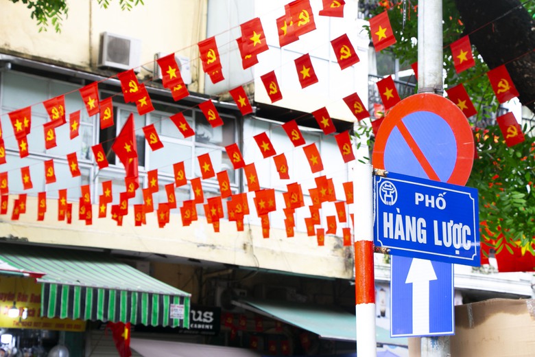 H&agrave; Nội: Phố cổ rợp cờ hoa, du kh&aacute;ch chen ch&acirc;n, h&agrave;o hứng check-in- Ảnh 7.