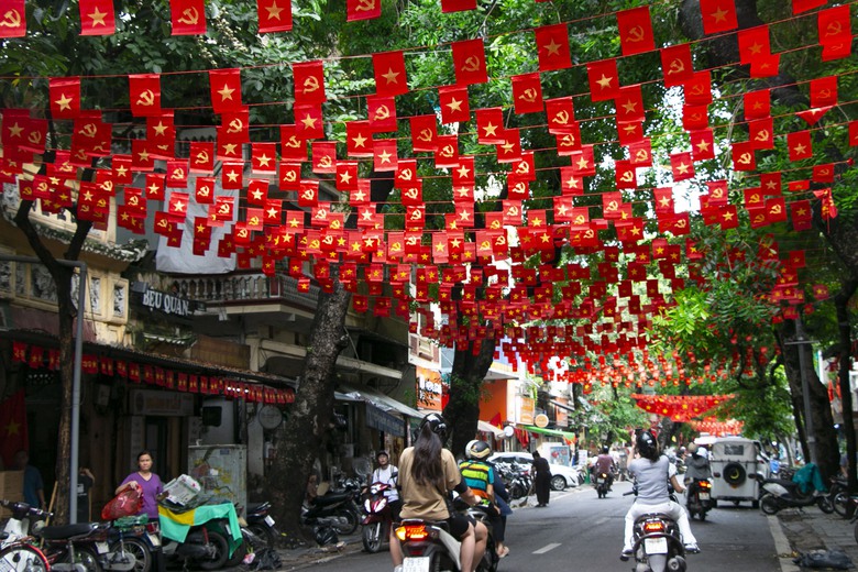 H&agrave; Nội: Phố cổ rợp cờ hoa, du kh&aacute;ch chen ch&acirc;n, h&agrave;o hứng check-in- Ảnh 8.