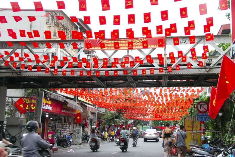 H&agrave; Nội: Phố cổ rợp cờ hoa, du kh&aacute;ch chen ch&acirc;n, h&agrave;o hứng check-in- Ảnh 3.