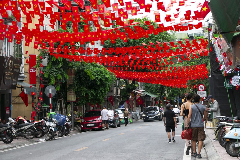 H&agrave; Nội: Phố cổ rợp cờ hoa, du kh&aacute;ch chen ch&acirc;n, h&agrave;o hứng check-in- Ảnh 4.