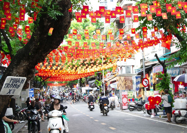 H&agrave; Nội: Phố cổ rợp cờ hoa, du kh&aacute;ch chen ch&acirc;n, h&agrave;o hứng check-in- Ảnh 5.