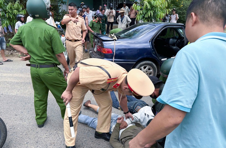 CSGT L&acirc;m Đồng truy đuổi hơn 30km bắt chiếc &ocirc; t&ocirc; "th&ocirc;ng chốt"- Ảnh 2.