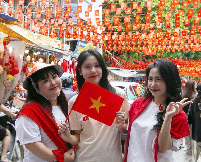 H&agrave; Nội: Phố cổ rợp cờ hoa, du kh&aacute;ch chen ch&acirc;n, h&agrave;o hứng check-in- Ảnh 13.