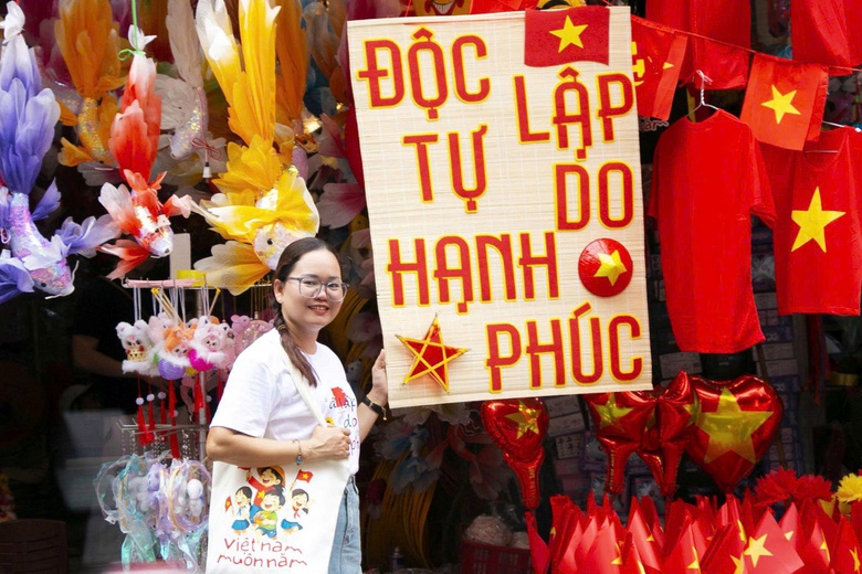 H&agrave; Nội: Phố cổ rợp cờ hoa, du kh&aacute;ch chen ch&acirc;n, h&agrave;o hứng check-in- Ảnh 15.