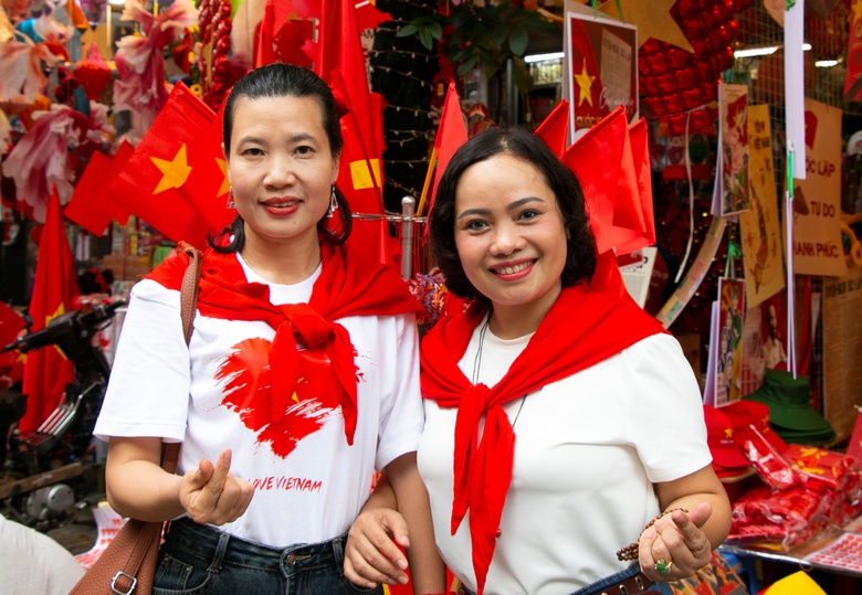 H&agrave; Nội: Phố cổ rợp cờ hoa, du kh&aacute;ch chen ch&acirc;n, h&agrave;o hứng check-in- Ảnh 14.