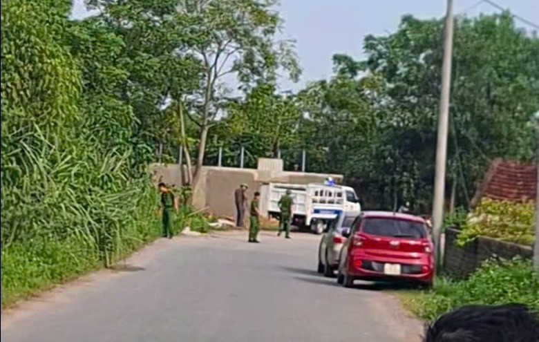 Nghệ An: Ph&aacute;t hiện 2 thi thể đang ph&acirc;n hủy dưới mương nước- Ảnh 1.