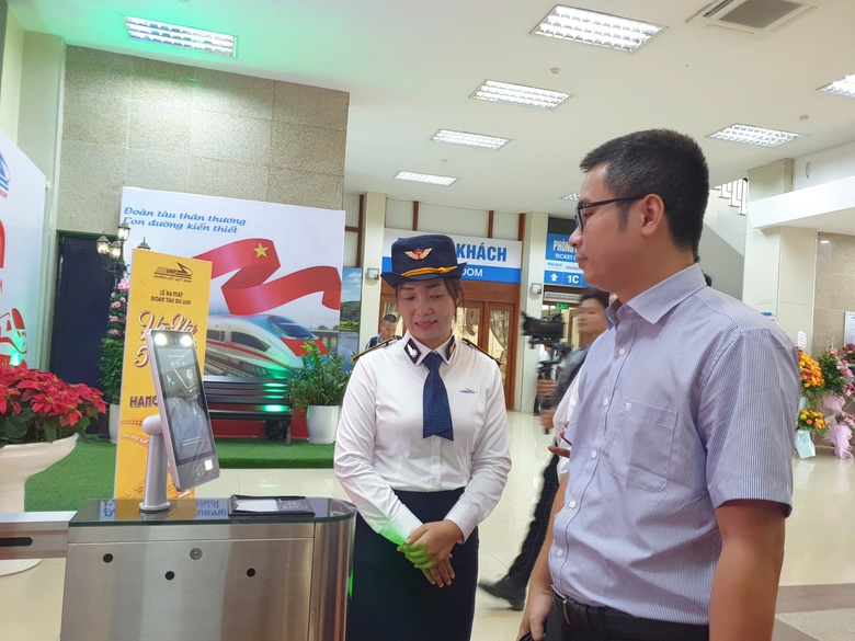 Tàu qua năm cửa ô, đưa hồn phố cổ vào tim hành khách- Ảnh 2. Tàu qua năm cửa ô, đưa hồn phố cổ vào tim hành khách- Ảnh 2.