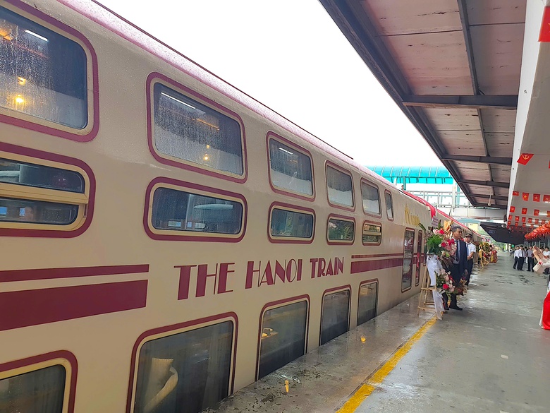 T&agrave;u qua năm cửa &ocirc;, đưa hồn phố cổ v&agrave;o tim h&agrave;nh kh&aacute;ch- Ảnh 1.