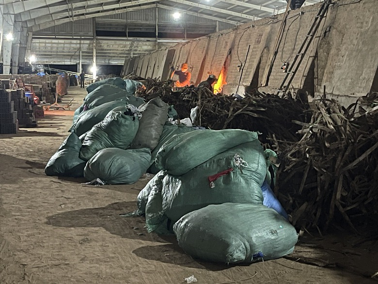 Gia Lai: Lập biên bản doanh nghiệp dùng vải vụn làm chất đốt lò gạch- Ảnh 2. Gia Lai: Lập biên bản doanh nghiệp dùng vải vụn làm chất đốt lò gạch- Ảnh 2.