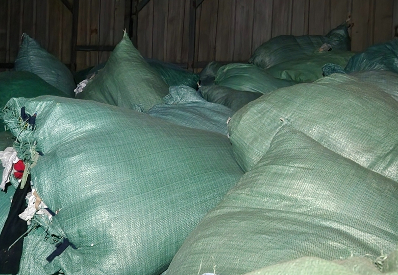 Gia Lai: Lập biên bản doanh nghiệp dùng vải vụn làm chất đốt lò gạch- Ảnh 4. Gia Lai: Lập biên bản doanh nghiệp dùng vải vụn làm chất đốt lò gạch- Ảnh 4.