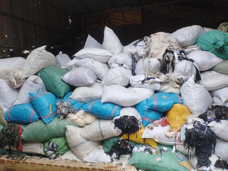 Gia Lai: Lập biên bản doanh nghiệp dùng vải vụn làm chất đốt lò gạch- Ảnh 5. Gia Lai: Lập biên bản doanh nghiệp dùng vải vụn làm chất đốt lò gạch- Ảnh 5.