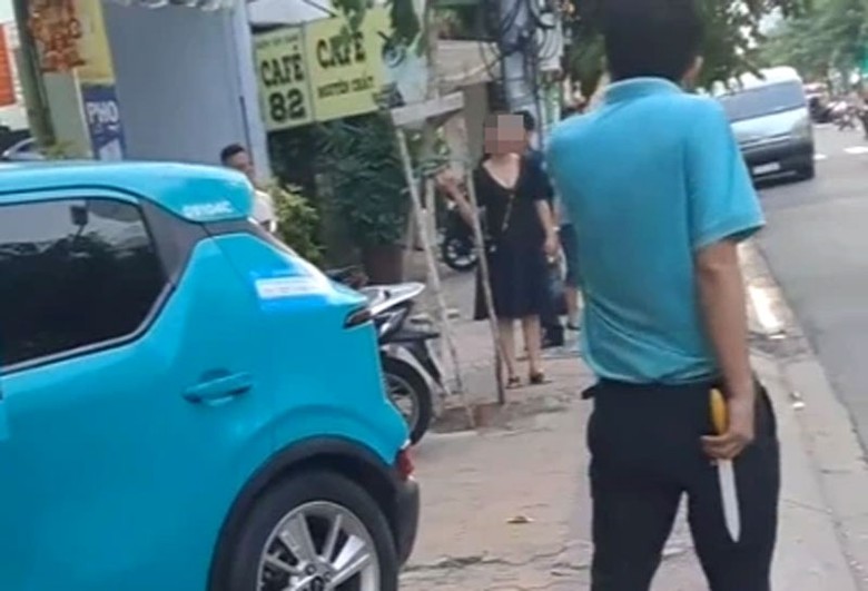 Nam t&agrave;i xế cầm dao c&atilde;i nhau với kh&aacute;ch sau khi g&acirc;y tai nạn t&ocirc;ng sập tường nh&agrave; d&acirc;n.