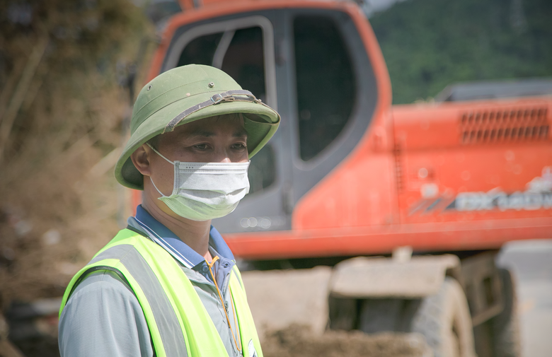Ăn tranh thủ, ngủ tr&ecirc;n xe giữa rừng n&uacute;i hoang vu để mở "đường m&aacute;u" v&agrave;o t&acirc;m lũ ở Nghệ An- Ảnh 3.