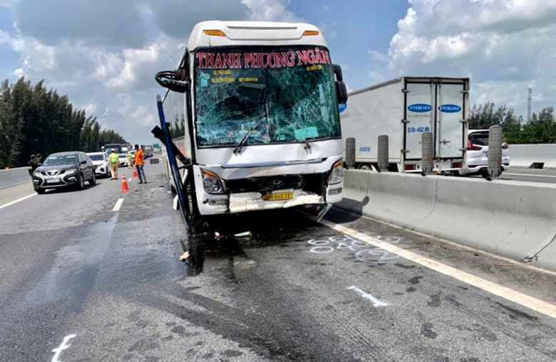 Hiện trường vụ tai nạn trên cao tốc. Hiện trường vụ tai nạn trên cao tốc.