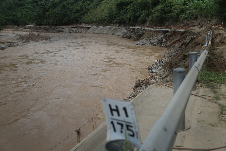 Ăn tranh thủ, ngủ tr&ecirc;n xe giữa rừng n&uacute;i hoang vu để mở "đường m&aacute;u" v&agrave;o t&acirc;m lũ ở Nghệ An- Ảnh 1.