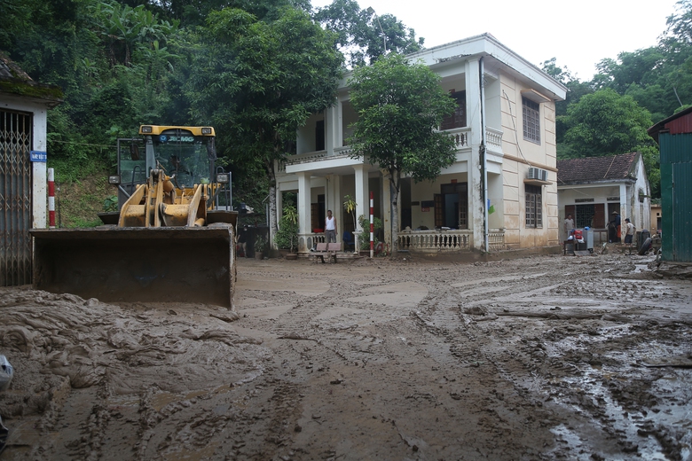 Ăn tranh thủ, ngủ tr&ecirc;n xe giữa rừng n&uacute;i hoang vu để mở "đường m&aacute;u" v&agrave;o t&acirc;m lũ ở Nghệ An- Ảnh 5.