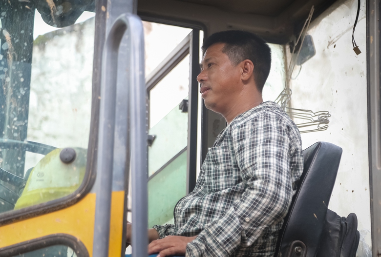 Ăn tranh thủ, ngủ tr&ecirc;n xe giữa rừng n&uacute;i hoang vu để mở "đường m&aacute;u" v&agrave;o t&acirc;m lũ ở Nghệ An- Ảnh 6.