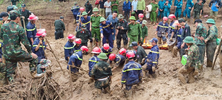 Điện Bi&ecirc;n: T&igrave;m thấy thi thể 5 nạn nh&acirc;n, hơn 300 điểm sạt sụt chặn đường cứu hộ- Ảnh 5.