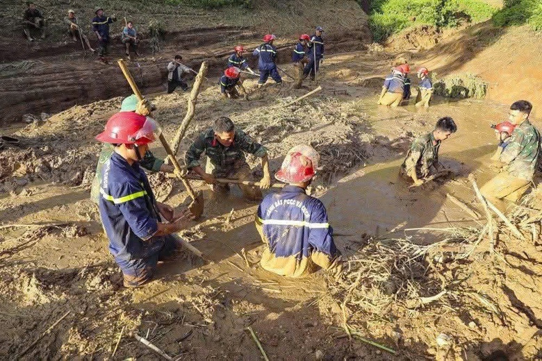 Điện Bi&ecirc;n: T&igrave;m thấy thi thể 5 nạn nh&acirc;n, hơn 300 điểm sạt sụt chặn đường cứu hộ- Ảnh 1.