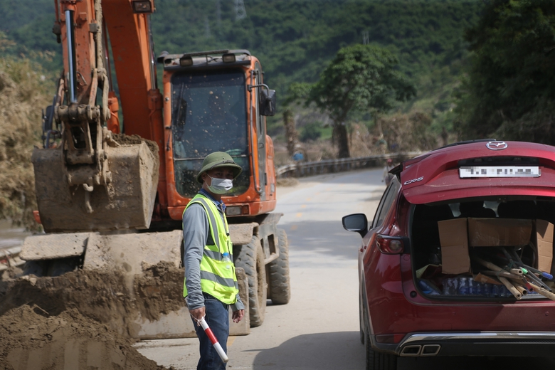 Ăn tranh thủ, ngủ tr&ecirc;n xe giữa rừng n&uacute;i hoang vu để mở "đường m&aacute;u" v&agrave;o t&acirc;m lũ ở Nghệ An- Ảnh 2.