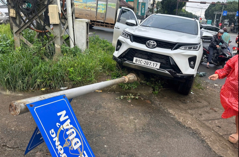 Đập cửa xe &ocirc; t&ocirc; cứu t&agrave;i xế nghi đột quỵ ở Gia Lai- Ảnh 1.