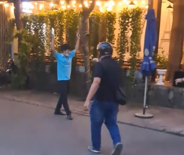 Tài xế taxi cầm dao cãi nhau với khách từng bị xử phạt hành chính- Ảnh 2. Tài xế taxi cầm dao cãi nhau với khách từng bị xử phạt hành chính- Ảnh 2.