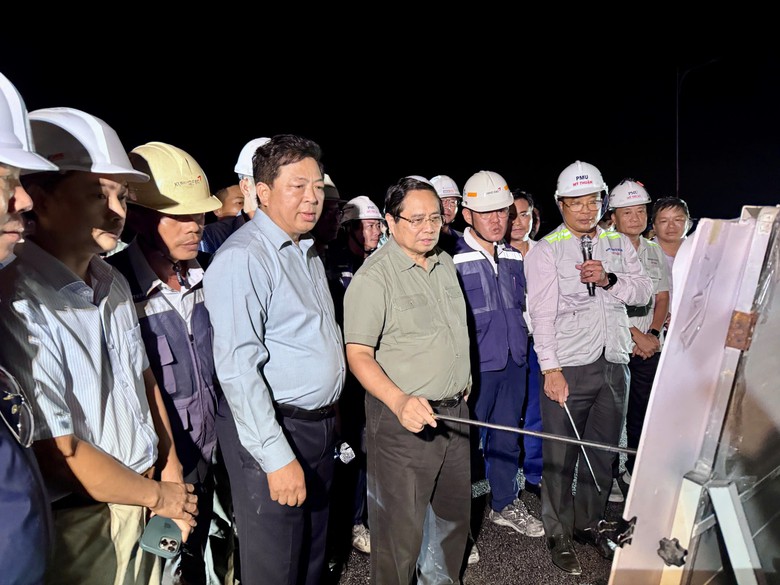 Thủ tướng Phạm Minh Ch&iacute;nh kiểm tra cầu Nhơn Trạch, y&ecirc;u cầu ho&agrave;n th&agrave;nh đ&uacute;ng tiến độ- Ảnh 1.