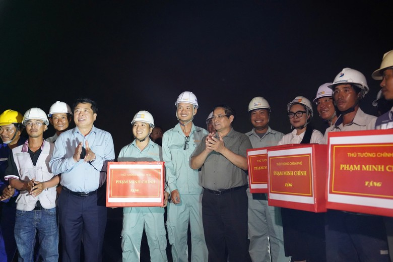 Thủ tướng Phạm Minh Ch&iacute;nh kiểm tra cầu Nhơn Trạch, y&ecirc;u cầu ho&agrave;n th&agrave;nh đ&uacute;ng tiến độ- Ảnh 3.