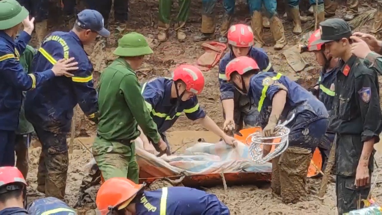 Điện Bi&ecirc;n: T&igrave;m thấy thi thể 5 nạn nh&acirc;n, hơn 300 điểm sạt sụt chặn đường cứu hộ- Ảnh 7.