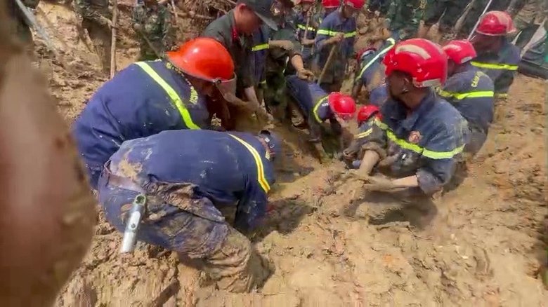 Điện Bi&ecirc;n: T&igrave;m thấy thi thể 5 nạn nh&acirc;n, hơn 300 điểm sạt sụt chặn đường cứu hộ- Ảnh 6.