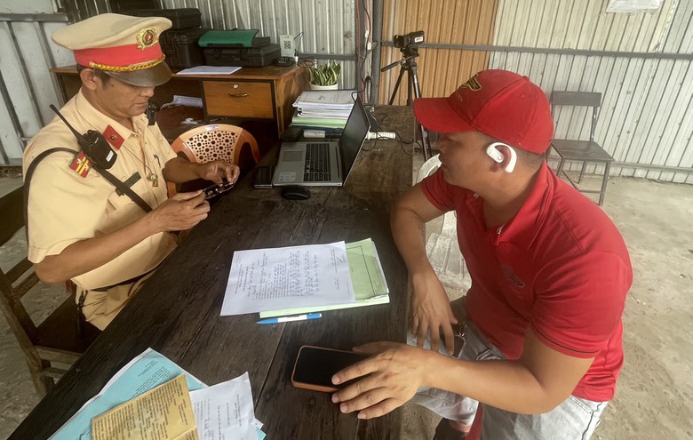 Huế, Quảng Trị li&ecirc;n tiếp xử l&yacute; xe tr&aacute; h&igrave;nh, gắn ph&ugrave; hiệu hợp đồng để gom kh&aacute;ch lẻ- Ảnh 4.