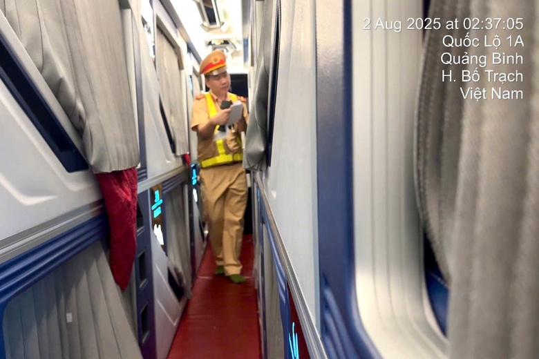 Huế, Quảng Trị li&ecirc;n tiếp xử l&yacute; xe tr&aacute; h&igrave;nh, gắn ph&ugrave; hiệu hợp đồng để gom kh&aacute;ch lẻ- Ảnh 1.