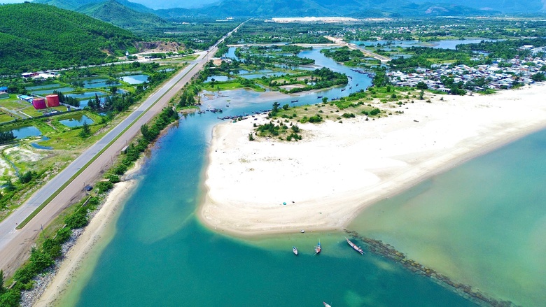 Huế: Chi gần 10 tỷ đồng để nạo vét, cửa biển vẫn bồi lấp trở lại- Ảnh 1. Huế: Chi gần 10 tỷ đồng để nạo vét, cửa biển vẫn bồi lấp trở lại- Ảnh 1.