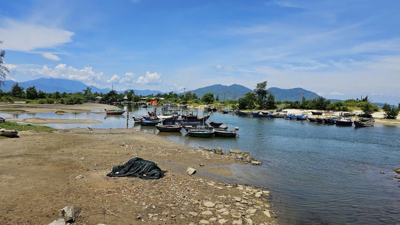 Huế: Chi gần 10 tỷ đồng để nạo vét, cửa biển vẫn bồi lấp trở lại- Ảnh 6. Huế: Chi gần 10 tỷ đồng để nạo vét, cửa biển vẫn bồi lấp trở lại- Ảnh 6.