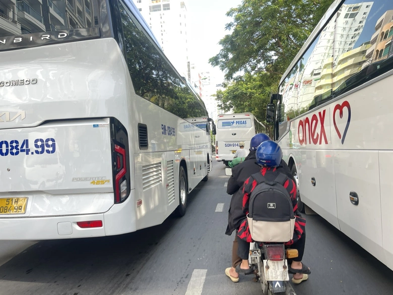 Kh&aacute;nh H&ograve;a: &Ocirc; t&ocirc; nối nhau dừng trả kh&aacute;ch bất chấp biển cấm g&acirc;y &aacute;ch tắc đường ven biển- Ảnh 1.