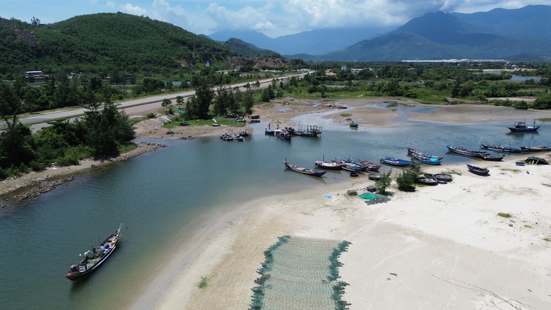 Huế: Chi gần 10 tỷ đồng để nạo vét, cửa biển vẫn bồi lấp trở lại- Ảnh 2. Huế: Chi gần 10 tỷ đồng để nạo vét, cửa biển vẫn bồi lấp trở lại- Ảnh 2.