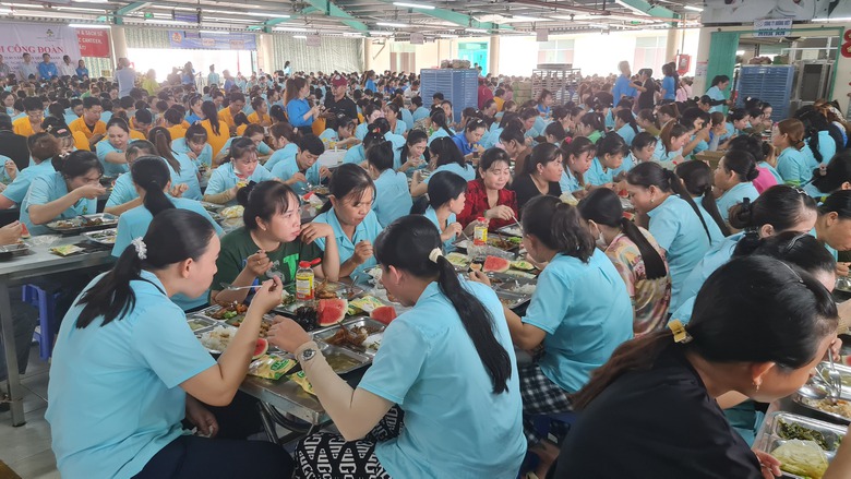 C&agrave; Mau tổ chức "Bữa cơm C&ocirc;ng đo&agrave;n" cho hơn 1.600 c&ocirc;ng nh&acirc;n- Ảnh 1.