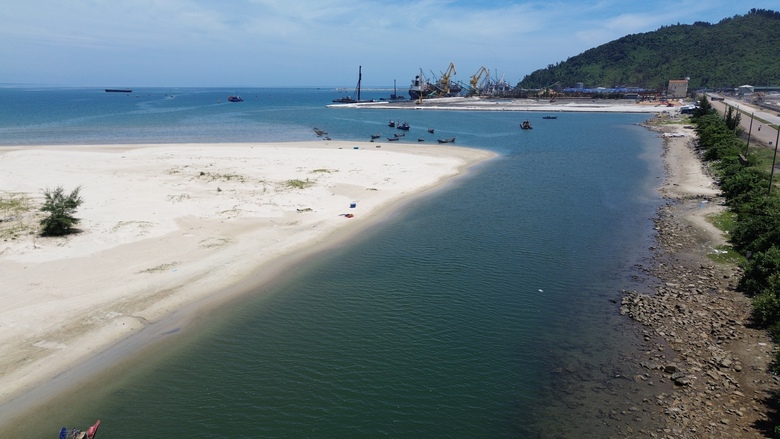 Huế: Chi gần 10 tỷ đồng để nạo vét, cửa biển vẫn bồi lấp trở lại- Ảnh 9. Huế: Chi gần 10 tỷ đồng để nạo vét, cửa biển vẫn bồi lấp trở lại- Ảnh 9.