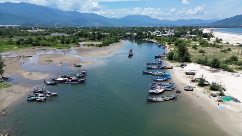 Huế: Chi gần 10 tỷ đồng để nạo vét, cửa biển vẫn bồi lấp trở lại- Ảnh 4. Huế: Chi gần 10 tỷ đồng để nạo vét, cửa biển vẫn bồi lấp trở lại- Ảnh 4.