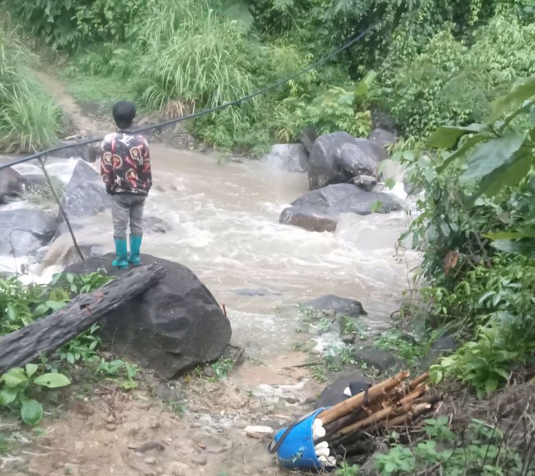 Hai mẹ con ở Thanh H&oacute;a bị lũ cuốn tr&ocirc;i khi qua suối- Ảnh 1.