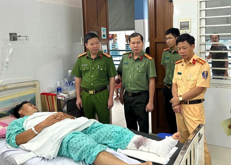 Khởi tố thanh ni&ecirc;n lao xe t&ocirc;ng g&atilde;y ch&acirc;n cảnh s&aacute;t giao th&ocirc;ng- Ảnh 1.