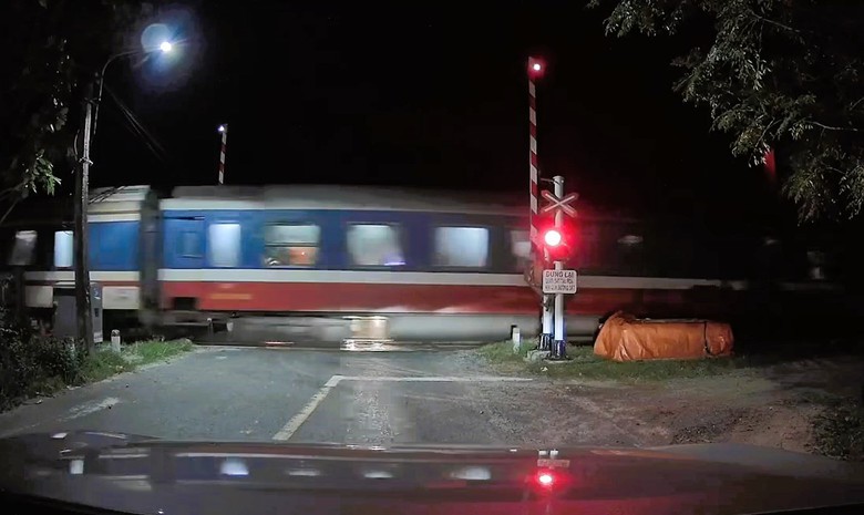 V&igrave; sao cần chắn tự động bất ngờ n&acirc;ng l&ecirc;n khi t&agrave;u đang lao tới đường ngang ở Quảng Trị?- Ảnh 1.