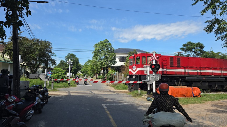 V&igrave; sao cần chắn tự động bất ngờ n&acirc;ng l&ecirc;n khi t&agrave;u đang lao tới đường ngang ở Quảng Trị?- Ảnh 3.