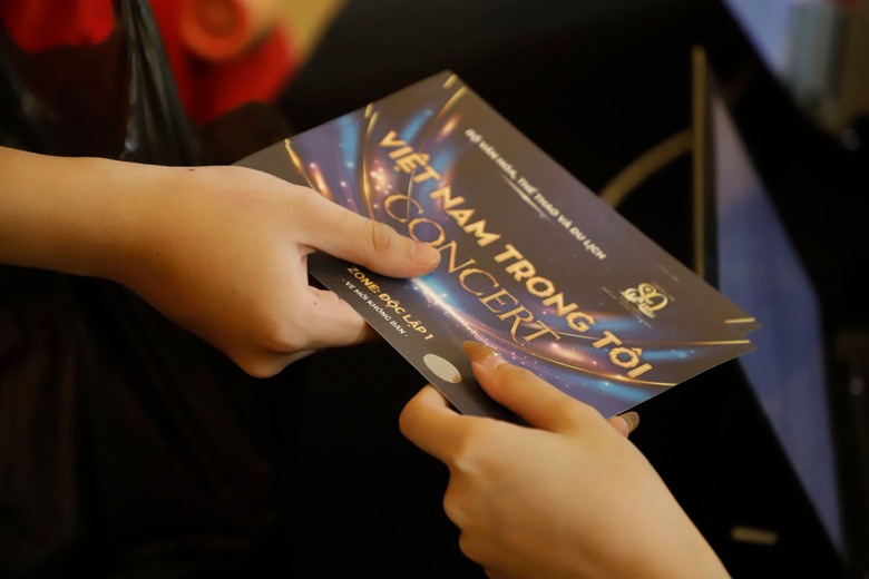 Concert "Việt Nam trong t&ocirc;i": Sau ng&agrave;y đầu "vỡ trận", ban tổ chức ph&aacute;t v&eacute; ra sao?&rdquo;- Ảnh 8.