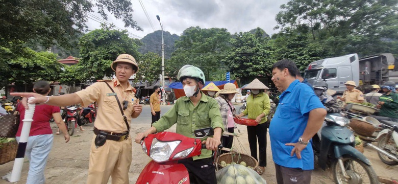 Na v&agrave;o ch&iacute;nh vụ, CSGT Lạng Sơn tất bật hỗ trợ người d&acirc;n ti&ecirc;u thụ- Ảnh 8.