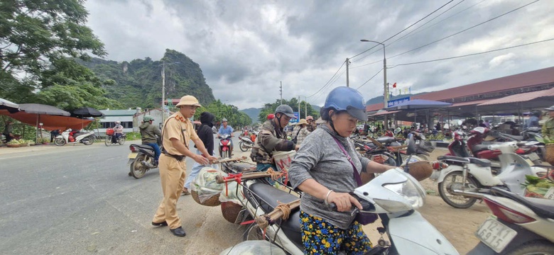 Na v&agrave;o ch&iacute;nh vụ, CSGT Lạng Sơn tất bật hỗ trợ người d&acirc;n ti&ecirc;u thụ- Ảnh 6.