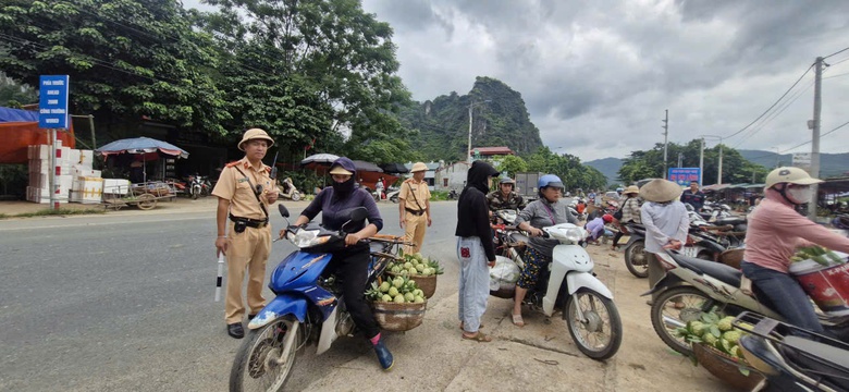 Na v&agrave;o ch&iacute;nh vụ, CSGT Lạng Sơn tất bật hỗ trợ người d&acirc;n ti&ecirc;u thụ- Ảnh 10.