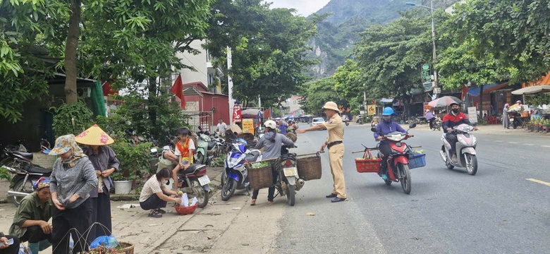 Na v&agrave;o ch&iacute;nh vụ, CSGT Lạng Sơn tất bật hỗ trợ người d&acirc;n ti&ecirc;u thụ- Ảnh 14.
