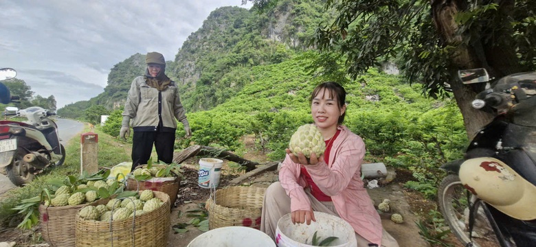 Na v&agrave;o ch&iacute;nh vụ, CSGT Lạng Sơn tất bật hỗ trợ người d&acirc;n ti&ecirc;u thụ- Ảnh 1.