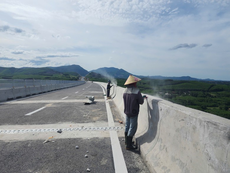 Cao tốc Vũng &Aacute;ng - B&ugrave;ng dự kiến th&ocirc;ng xe dịp Quốc kh&aacute;nh 2/9- Ảnh 2.
